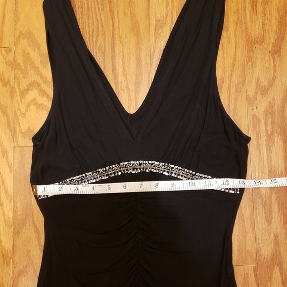 🛍🚨CLOSET CLEAROUT!  V-Neck Black Sleeveless Top - Picture 4 of 4